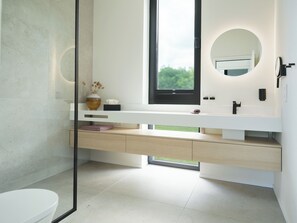 Haartrockner, Handtücher, Seife, Toilettenpapier