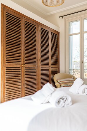 5 bedrooms, iron/ironing board, WiFi