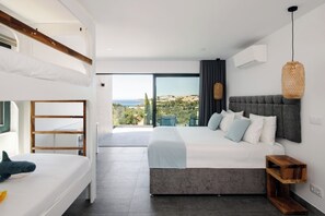 4 habitaciones, escritorio y tabla de planchar con plancha