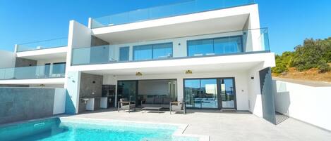 Een verwarmd zwembad