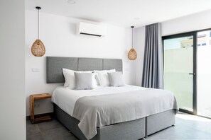 4 habitaciones, escritorio y tabla de planchar con plancha 
