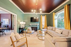 TV, fireplace, offices - Fun upscale oasis w/hot tub near OSU & Short North (Columbus)