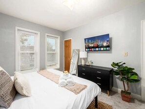 6 soverom, skrivebord, strykejern/-brett og reiseseng for barn