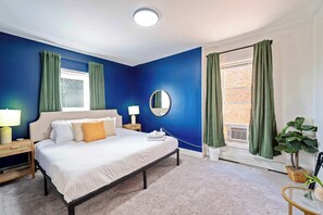 6 slaapkamers, een bureau, een strijkplank/strijkijzer, reisbedje