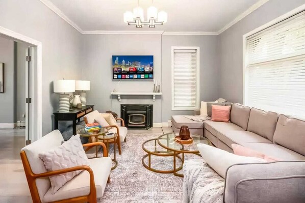 Een televisie, een open haard en een kantoor