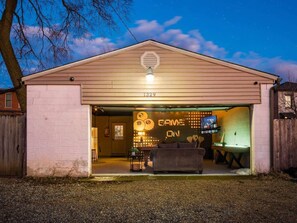 Exterior - Fun upscale oasis w/hot tub near OSU & Short North (Columbus)