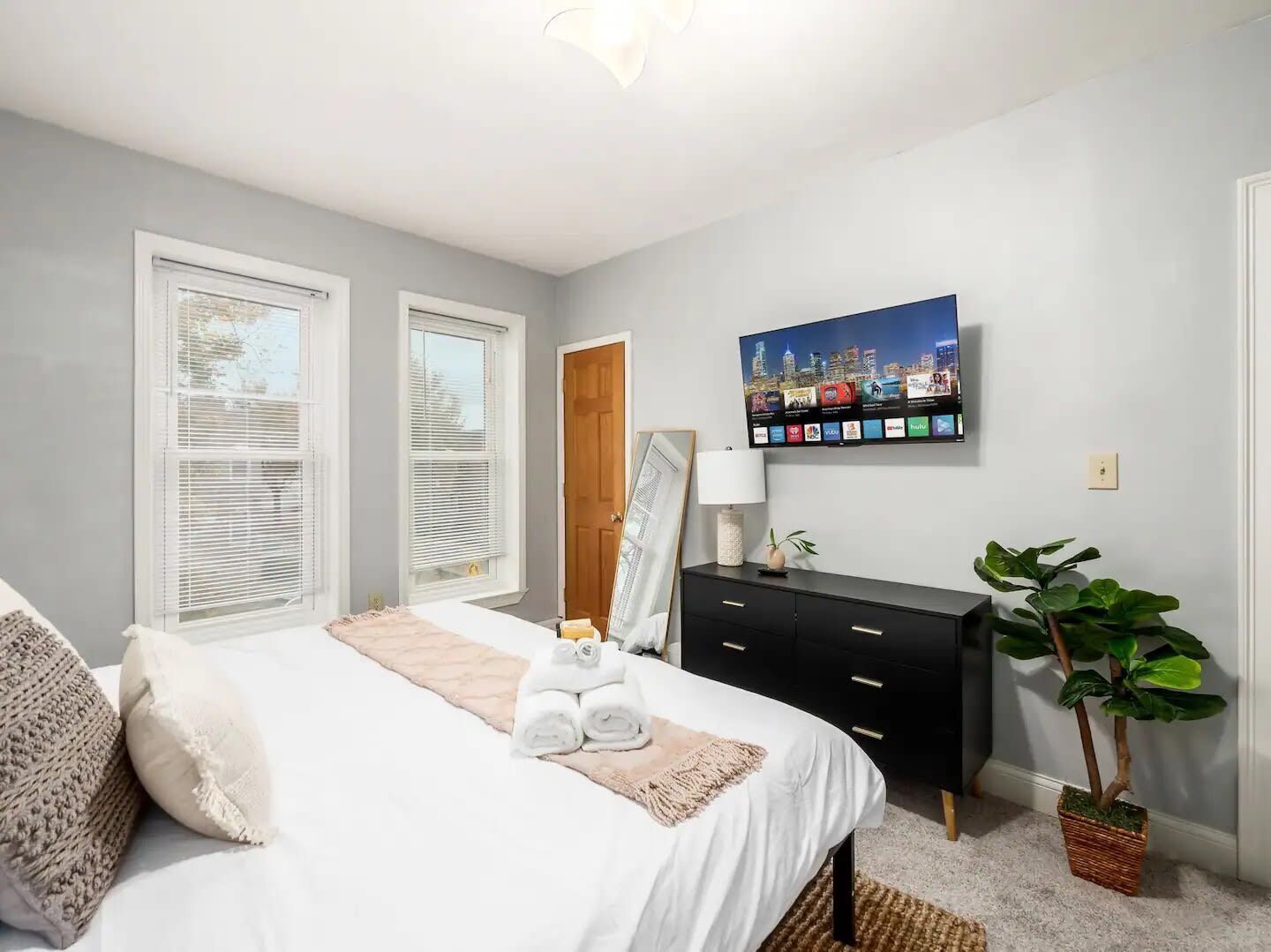 6 bedrooms, desk, iron/ironing board, travel cot