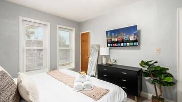 6 bedrooms, desk, iron/ironing board, travel cot