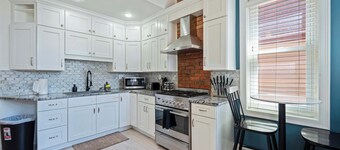 Fun upscale oasis w/hot tub near OSU & Short North