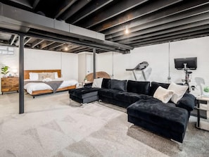 5 bedrooms, desk, iron/ironing board, WiFi