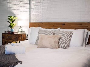 5 bedrooms, desk, iron/ironing board, WiFi