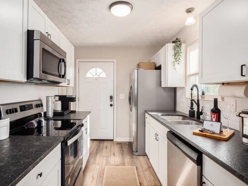 Urban Oasis w/Hot Tub Near Downtown & Arena Dist.