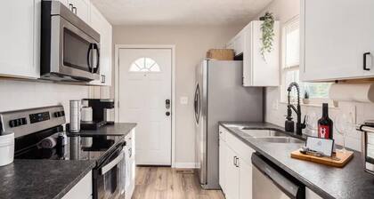 Urban Oasis w/Hot Tub Near Downtown & Arena Dist.