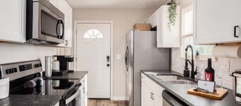 Urban Oasis w/Hot Tub Near Downtown & Arena Dist.