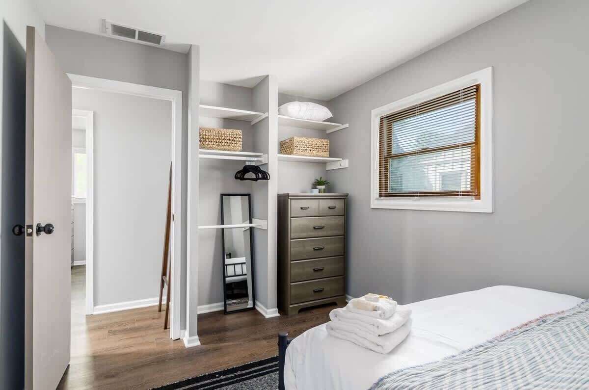 5 Schlafzimmer, Schreibtisch, Bügeleisen/Bügelbrett, Reisekinderbett