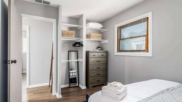 5 Schlafzimmer, Schreibtisch, Bügeleisen/Bügelbrett, Reisekinderbett