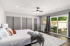 5 habitaciones, escritorio y tabla de planchar con plancha