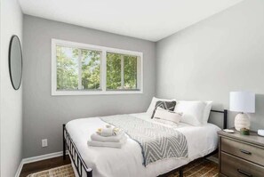 5 chambres, bureau, fer et planche à repasser, lit parapluie