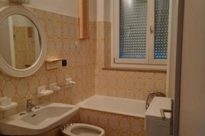 Haartrockner, Bidet, Handtücher, Seife