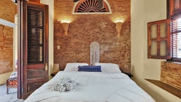 6 bedrooms, iron/ironing board, WiFi, bed sheets