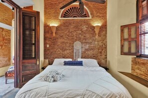 6 bedrooms, iron/ironing board, WiFi, bed sheets
