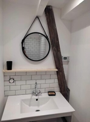 Hårtørrer, håndklæder, Sæbe, Toiletpapir