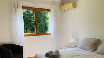 2 bedrooms, iron/ironing board, travel crib, free WiFi