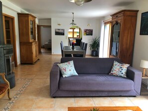 Fernseher, Kamin, Bücher