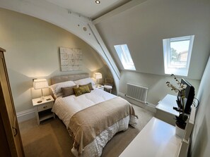 3 habitaciones, tabla de planchar con plancha y cuna de viaje 