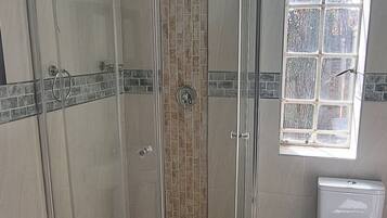 Douche, sĂšche-cheveux, serviettes fournies, savon