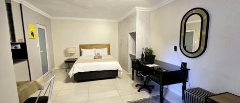 1 dormitorio, tabla de planchar con plancha, wifi y ropa de cama