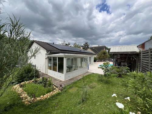 Maison d'hôte 5km from Chartres city center, riverside, heated pool 