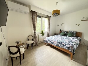 5 bedrooms, iron/ironing board, free WiFi, bed sheets - Maison d'hôte 5km from Chartres city center, riverside, heated pool  (Morancez)