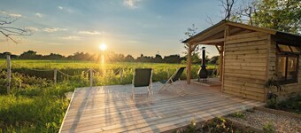 1920's Showman's Carriage with wagon, cinema, hot tub & stunning views by river!