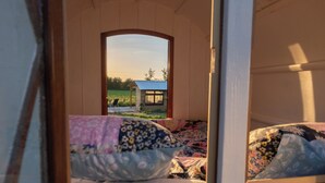 Une chambre avec vue sur une petite maison et un jardin.
