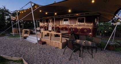1920's Showman's Carriage with wagon, cinema, hot tub & stunning views by river!