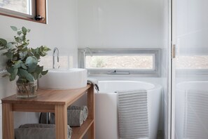 Villa Deluxe, 1 cama Queen size, vista al viñedo | Baño | Tina y regadera independientes, tina profunda, regadera tipo lluvia 