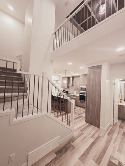 Bougie styled Home | 10 minutes from WEM | Sleeps 8