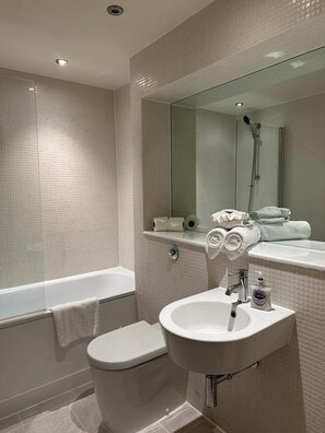 Appartement | Salle de bain | Ensemble baignoire-douche, baignoire profonde, séchoir à cheveux