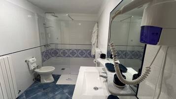 Dusche, Haartrockner, Bidet, Handtücher