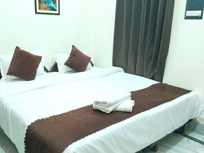 Double Room | Free WiFi, bed sheets - Hotel Indra (Varanasi)