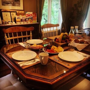 Petit déjeuner complet compris tous les jours