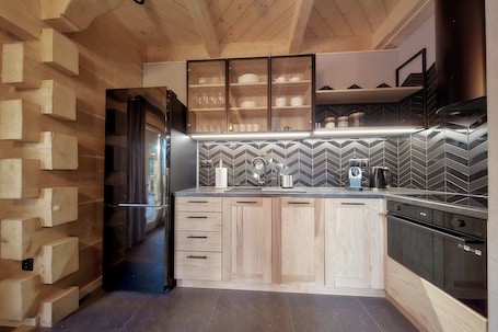 Refrigerador con freezer, horno, placa de cocina, lavavajillas