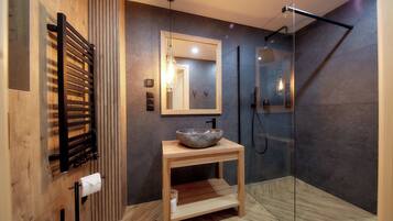 Exclusive Villa | Bathroom | Hair dryer, heated floors, towels, soap