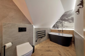 Secador de pelo, piso con calefacción en el baño, toallas, jabón
