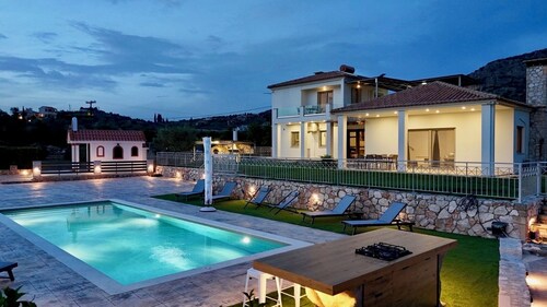 Villa & private pool nestled in beautiful olive grove min from OldTown Nafplio!