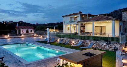 Villa & private pool nestled in beautiful olive grove min from OldTown Nafplio!