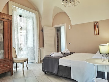 Camera con bagno privato, letto francese, scrivania e doppio balcone vista Duomo