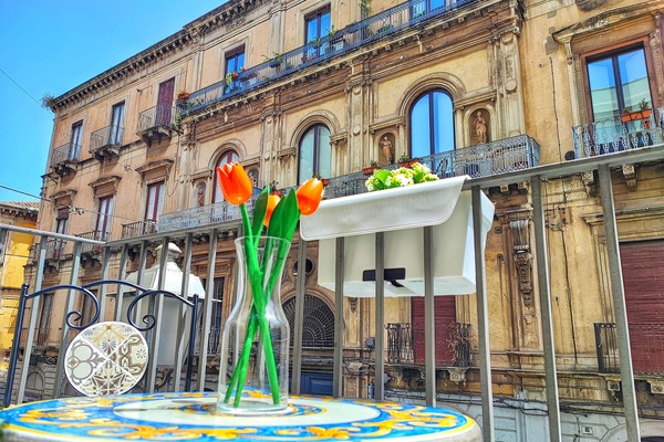 Centro storico, Via Garibaldi, le chiese, palazzi nobiliari e il maestoso Duomo.