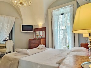 2 bedrooms, desk, WiFi, bed sheets